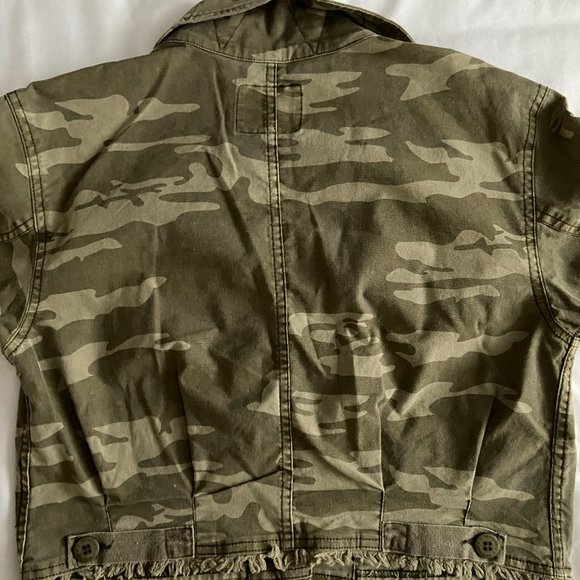Cropped Camo Jacket - Picture 4 of 4